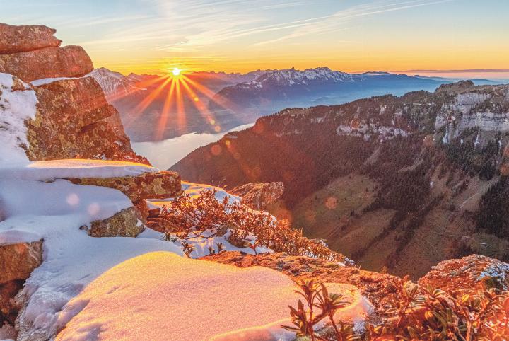 Jan Furler aus Bubendorf konnte nach dem grossen Schnee einen traumhaften Sonnenuntergang im Berner Oberland fotografi eren.