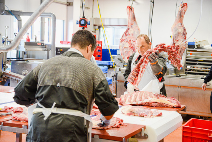 In der «Fleischwerkstatt» des «Metzgerhuus» werden die Tierhälften fachmännisch zerlegt.  Bild Christian Horisberger