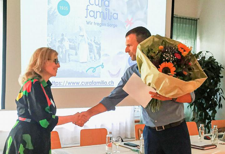 Christof Hiltmann, Verwaltungsratspräsident Habag, überreicht zum Jubiläum der Präsidentin von «Cura Familia», Catherine Westenberg, einen Blumenstrauss.
Bild svr.
