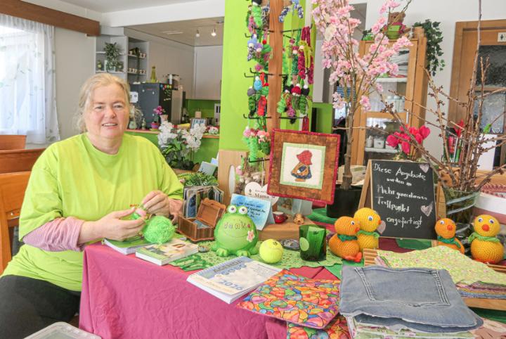 Grün und pink sind die Lieblingsfarben: Barbara Rüegsegger in ihrem Mehrgenerationen-Treffpunkt. Bild Elmar Gächter