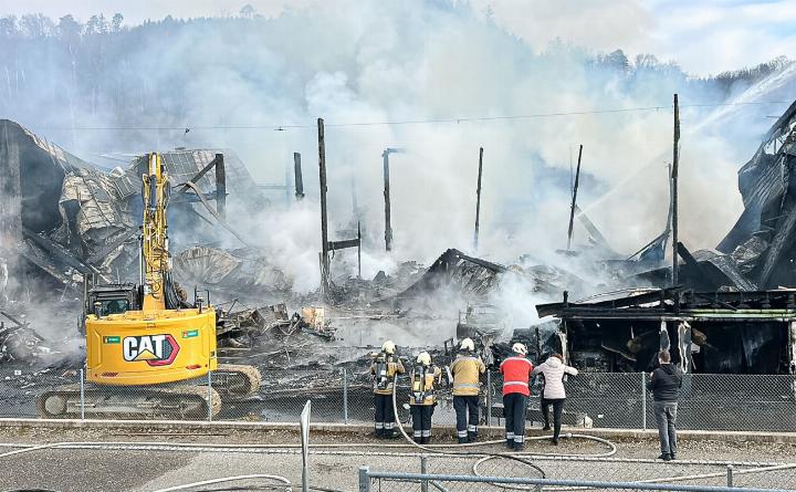 «Nicht die Bauweise des Gebäudes hat den Brand begünstigt, sondern die Brandlast im Innern», sagt Feuerwehrkommandant Daniel Schären.
Bild zvg