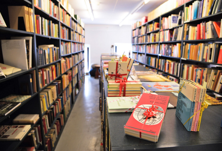 Das «Poete-Näscht» im Liestaler «Stedtli» ist eine Mischung aus Buchhandlung, Antiquariat und Postkarten-Verkaufsstelle – nun muss der Laden aus finanziellen Gründen schliessen. Bild Christian Horisberger