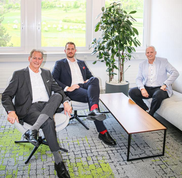 Stephan Federer (Mitte) und Micha Rentsch (rechts) freuen sich, dass mit Markus Burgunder ein Key Account Manager mit grossem Netzwerk und viel Erfahrung gewonnen werden konnte. Bild Luana Güntert