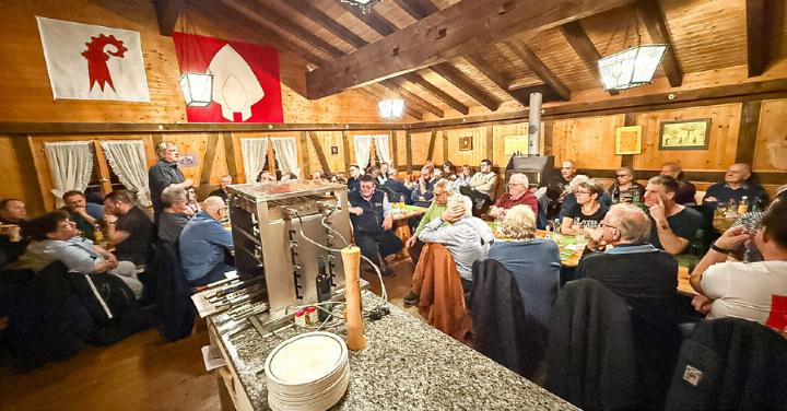 Fast 60 Personen füllten die Bürgerhütte in Lampenberg. Bild zvg