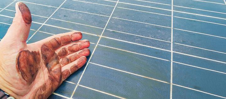 Dreckige Solarzellen können verschiedene Ursachen haben: Es kann Kot, aber auch Saharastaub sein.
Bild zvg