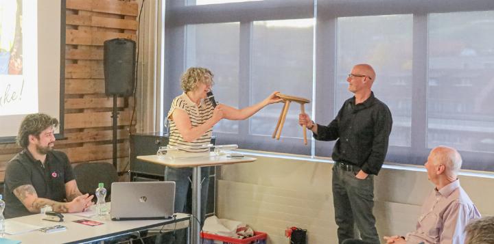 Vizepräsident Mario Herger erhielt zum Abschied von Christine Tschan unter anderem einen Dreibein-Melkstuhl.
Bild svr.