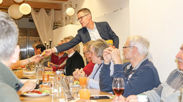 Die Ricola-Verteilaktion von Markus Eigenmann: «In 80 Prozent der Fragen gehe ich mit der SVP einig.» Bild Janis Erne