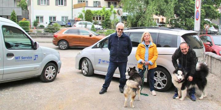 Das Team aus Mitarbeiter Andi Trefz (links) und Geschäftsführer Remo Sutter bietet neben Fahrdiensten auch liebevolle Tierbetreuung an. Helga Kölling hat das Unternehmen 2005 gegründet. Bild Luana Güntert