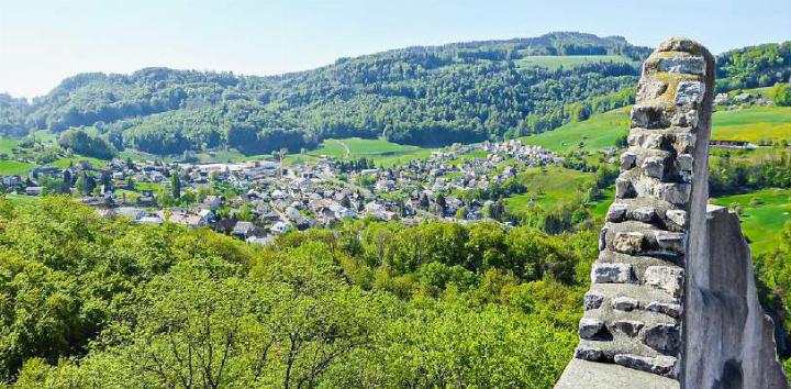 Fährt 2026 im Rahmen des Läufelfinger Dorffestes eine Seilbahn vom Dorf auf die Homburg? Die Idee geistert herum. Bild zvg