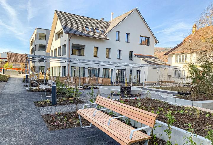 Die Altersresidenz «Senevita Dreiklang» punktet auch mit einem Garten, der zum Verweilen einlädt. Bilder fra.