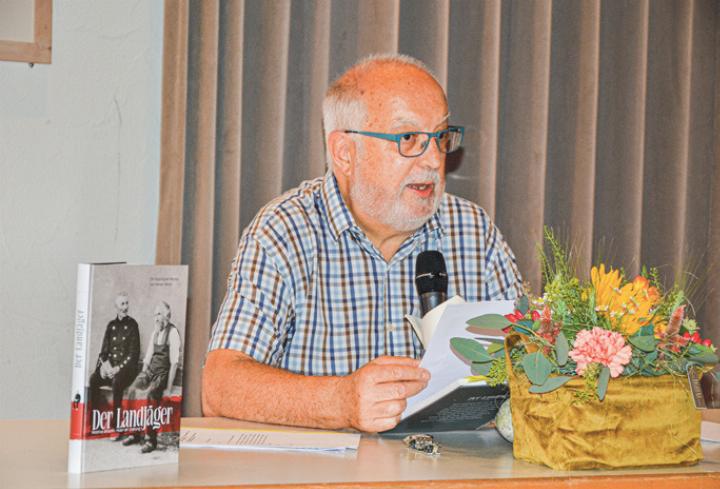 Mit einigen träfen Sprüchen garnierte Heiner 
Oberer die Lesung aus seinem aktuellen Buch über den Dorfpolizisten Mattias Bitterlin.
Bild zvg