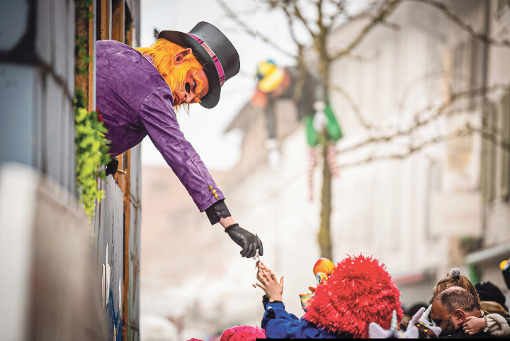 Manchmal werden auch Waggisse aus dem Wagen beschenkt – hier von einem Röggli-Ruech aus Gelterkinden.
Helge Thermos Mixus / Pyro Man