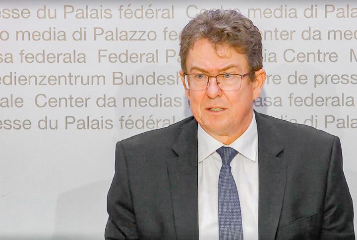«Müssen alle Regionen überzeugen»: Albert Rösti vor den Medien. Screenshot SRF