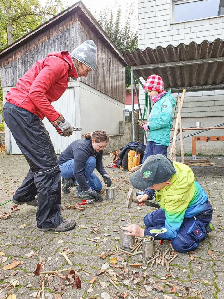 Kindern wie auch Eltern macht es sichtlich Spass, die Wildbienenhotels herzustellen. Bild Brigitt Buser