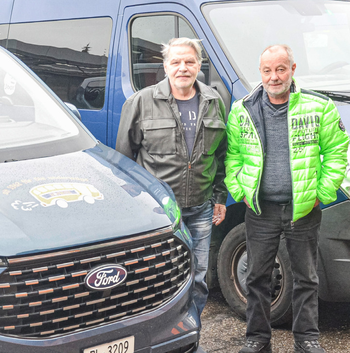 Pro Schultag transportiert das Unternehmen Hofmeier AG mit Geschäftsführer Andy Buess (links) und Verwaltungsratspräsident Paul Hofmeier mit 70 Transportfahrzeugen rund 411 Personen. Bild svr.