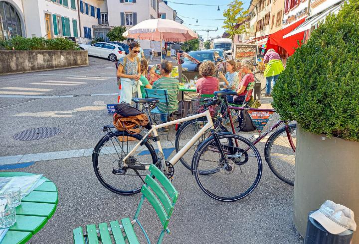 Die bereitgestellten Stühle waren am sonnigen Nachmittag für mehrere Stunden besetzt. Bild zvg