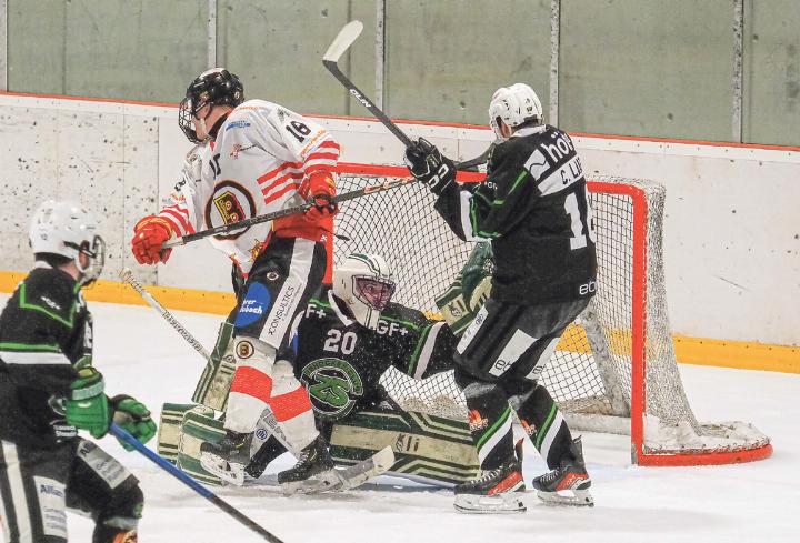 Goalie Michele Lepori behält im Gewusel die Übersicht, hält den Puck und damit seine Weste im Spitzenspiel gegen Brandis rein. Bild Markus Graf