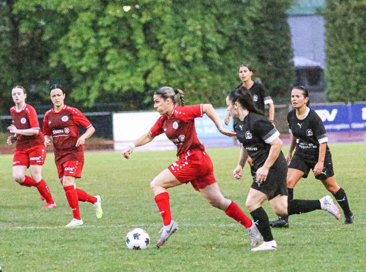 Luana Pricoli (am Ball) überzeugt gegen Lausanne gleich mit drei Treffern. Bild Archiv vs