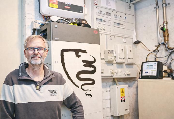 Dank der 14-kWh-Batterie kann Dieter Stebler mehr vom eigenen Strom selber nutzen.
Bild David Thommen Dank der 14-kWh-Batterie kann Dieter Stebler mehr vom eigenen Strom selber nutzen.
Bild David Thommen