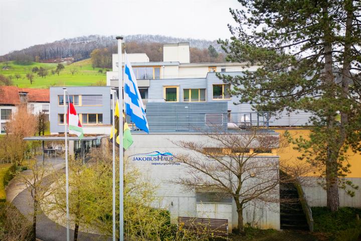 Die Fahnen der Gemeinden Diepflingen, Thürnen und Böckten vor dem Jakobushaus. Bild Archiv vs Die Fahnen der Gemeinden Diepflingen, Thürnen und Böckten vor dem Jakobushaus. Bild Archiv vs
