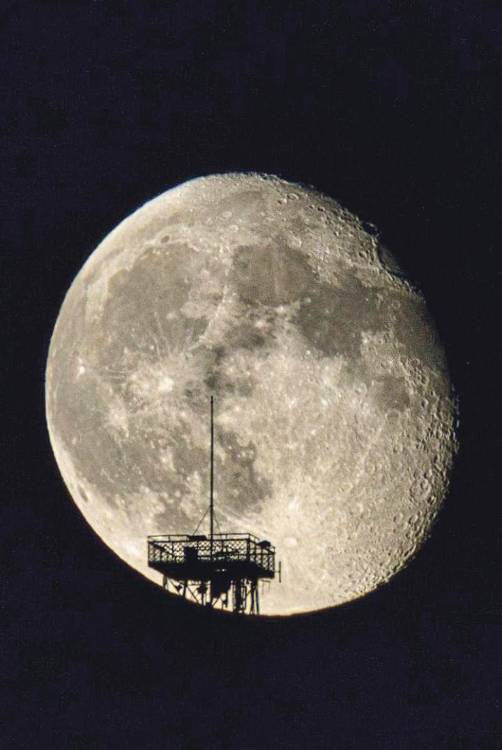 Ivo Piombini aus Diegten hat auf dem Schleifenberg den beinahe vollen Mond und den Aussichtsturm eingefangen.