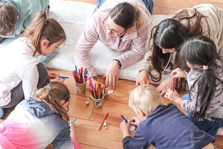 Weihnachtsgeschenke basteln und gemeinsames Spielen waren bei «BewegungPlus» dieses Jahr sehr gefragt. Bild zvg