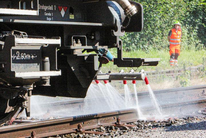 Das Lösch- und Rettungsfahrzeug der SBB-Einsatzorganisation « Intervention» kühlt erhitzte Gleise durch gezieltes Benetzen mit Wasser ab. Bild Melanie Frei