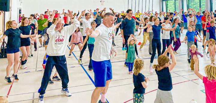 Volles Haus beim «Kick-Off-Event» Anfang Mai. Morgen wollen die Seltisbergerinnen und Seltisberger das Gemeindeduell auf dem 1. Platz abschliessen. Bild zvg