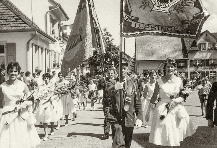 Die Fahnenträger mit den Blumenmädchen 1960 an der Feier «50 Jahre Musikverein Lupsingen». Bilder zvg