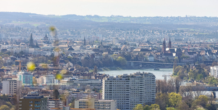 Eine eher ungewohnte Ansicht auf Basel: Vom Hornfelsen aus blickt man südwestlich über die Stadt. Bilder zvg