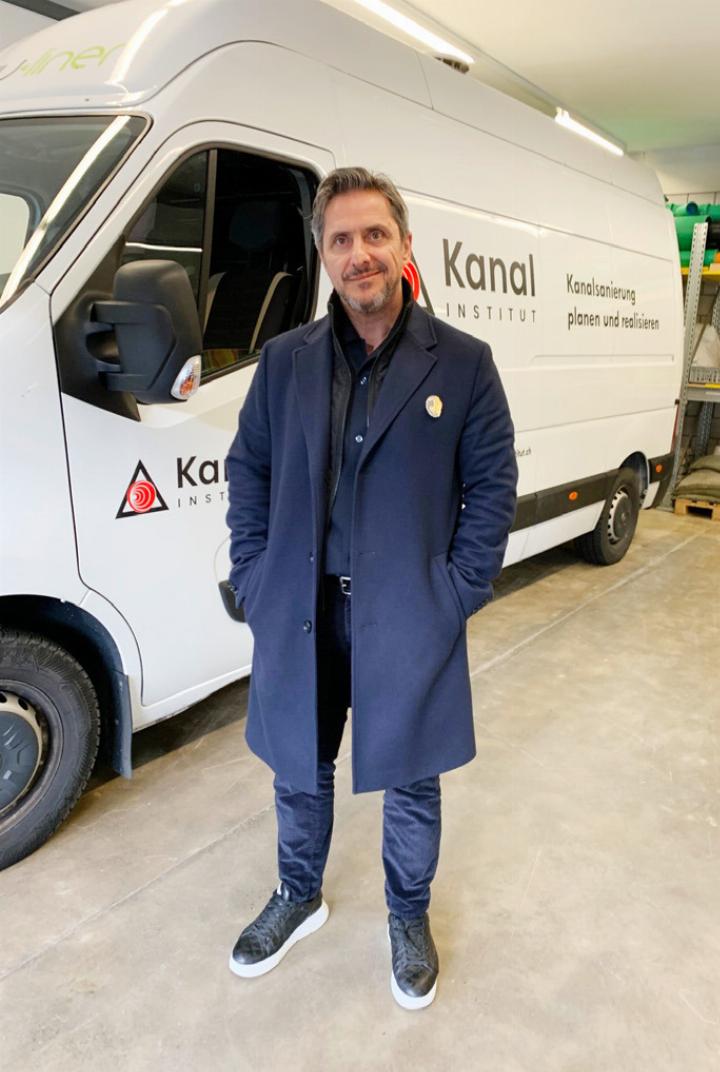 Er ist stolz auf das von ihm gegründete Unternehmen. Dzevad Sepic in der Auto- und Materialhalle seines Betriebs in Arisdorf.
Bilder zvg Er ist stolz auf das von ihm gegründete Unternehmen. Dzevad Sepic in der Auto- und Materialhalle seines Betriebs in Arisdorf.
Bilder zvg