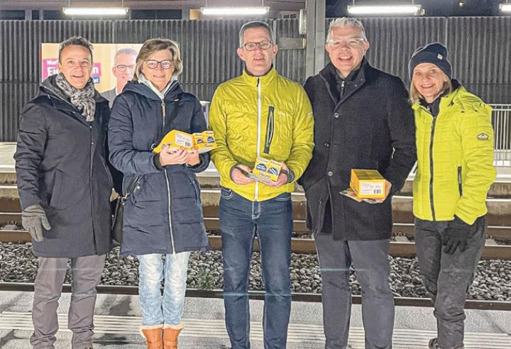 Die FDP-Gelterkinden verteilte Ricola an Pendlerinnen und Pendler und freute sich über kurze, aber freundliche Gespräche.
Bild zvg