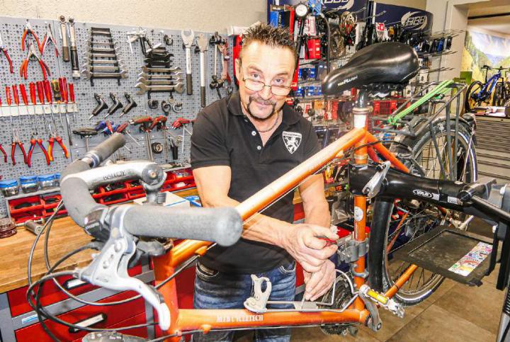 Fahrräder sind seine Leidenschaft – «Nöggi» Bruno Gasser in seiner Werkstatt. Bild Elmar Gächter