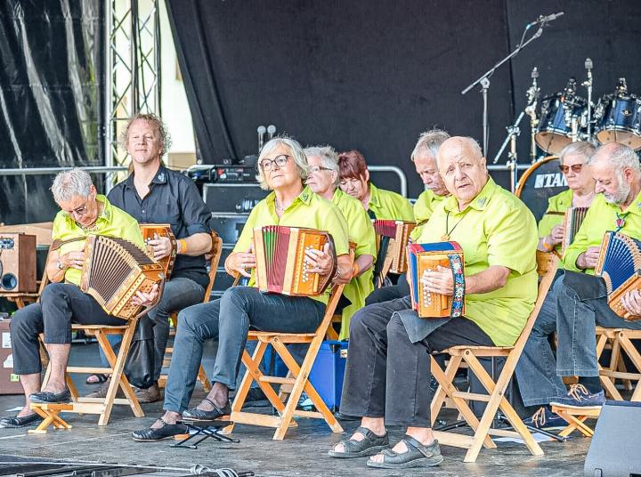 Die «Schwyzerörgeli-Grossformation Tschoppenhof» am letztjährigen Dorffest in Lupsingen. Bild zvg