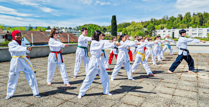 Taekwondo ist für alle Altersstufen geeignet. Hier trainieren Jugendliche in Kim Taesans «Academy» in Reinach. Bilder zvg