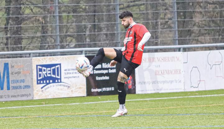 Alessio Santo leistet die Vorarbeit für das letzte Tor des Abends. Dies bringt den Lausnern jedoch nur noch Resultatkosmetik. Bild Archiv vs
