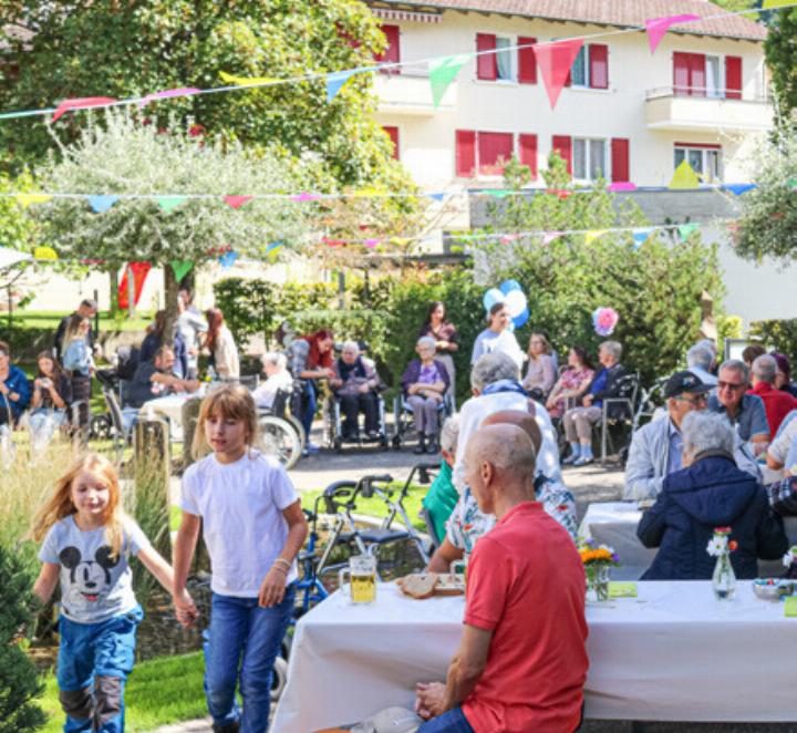 Der Garten des Pflegeheims war voll mit Gästen. Bild Janis Erne