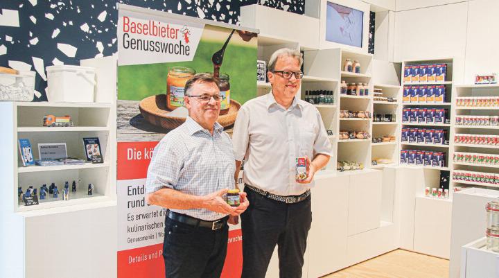 Marcel Strub (links) und Marcel Plattner mit ihren jeweiligen Produkten.
Bilder Tobia Benaglio
