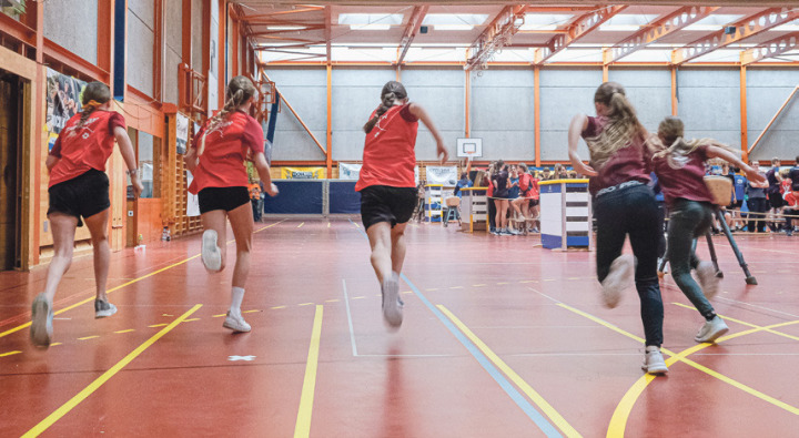 Auf los, geht’s los: Fünf Athletinnen messen sich in der Sissacher Sporthalle Tannenbrunn im Sprint. Bild Kaspar Bernhard / Giulia Carollo