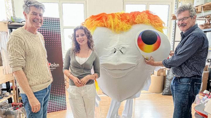 Urs (links) und Beat Kipfer zusammen mit Designerin Lynn Brunner in ihrem Atelier in Gelterkinden. Bild Brigitte Keller