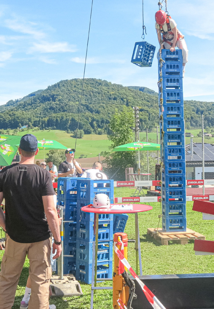 Die Geschicklichkeit konnte beim Harassenstapeln bewiesen werden. Bild svr.