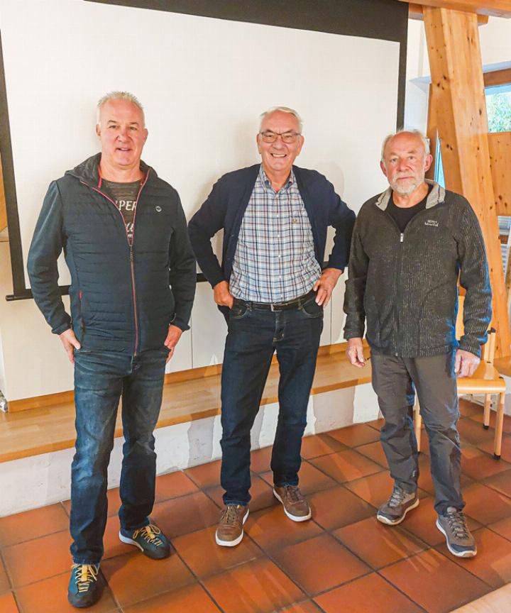 Filmemacher Kurt Mohler flankiert von den weiteren Mitgliedern der Museumskommission Jürg Roth (links) und Hans Niederhauser.
Bild Stephan Imhof