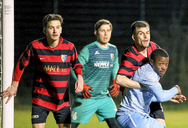 Boas Tschopp (links) steuerte die ersten zwei Treffer bei. Für Fabian Böni (hinten rechts) war das Spiel gegen den FC Laufen sein letztes für die erste Mannschaft des FC Bubendorf. Bild Archiv vs