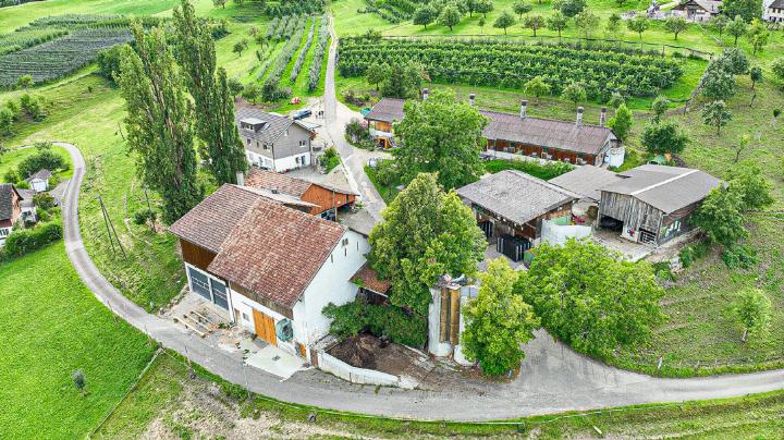 Auf dem Neuhof lassen sich feine Poulets sowie Drinks von der Bar geniessen.
Bild zvg