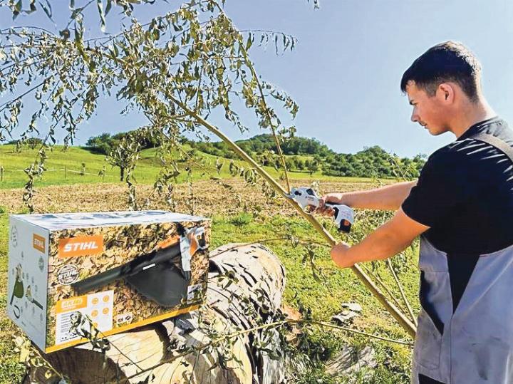 Franco Graf, Landmaschinenmechaniker EFZ im 3. Lehrjahr, demonstriert die praktische Schere geschickt. Bild zvg