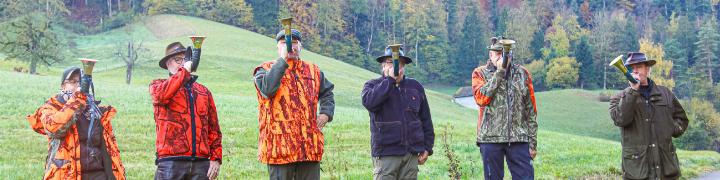 Die Jagdhornbläserin und die Jagdhornbläser spielen die Stücke «Die Begrüssung» und «Auf zur Jagd» zu Beginn des Tages. Bilder Luana Güntert