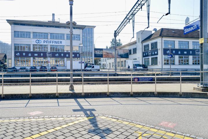 Das Elektrotechnik-Unternehmen Rauscher & Stöcklin am Sissacher Bahnhof. Bild Christian Horisberger
