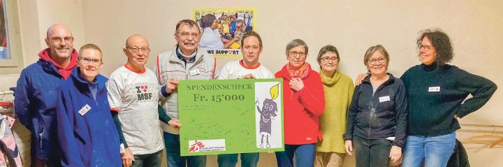 Der Initiant und Organisator Kari Meiller (Dritter von links) sowie einige seiner Helfenden sind glücklich über den grossen Spendenerfolg.
Bild zvg