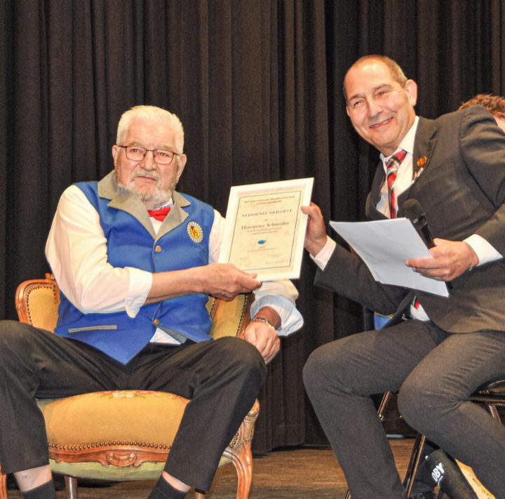 Bei der Ehrung: Jubilar Hanspeter Schneider (links) und Veteranenobmann des Blasmusikverbands beider Basel, Bernhard Zollinger. Bild zvg