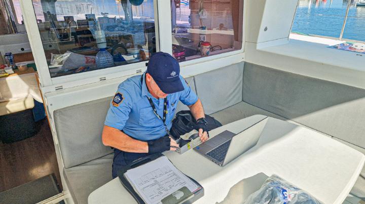 Ein Angestellter der Biosicherheitskontrolle inspiziert das Boot gründlich.